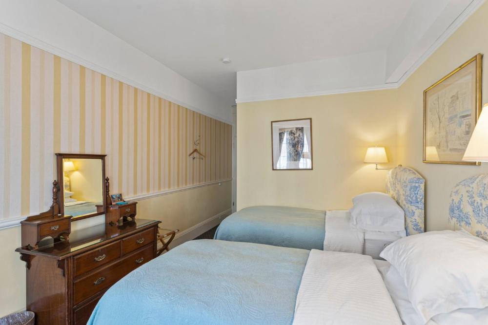 Standard Twin Room with Shared Bathroom interior